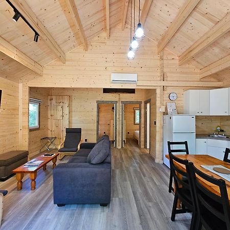 Parkway Cottage Resort And Trading Post Dwight Buitenkant foto