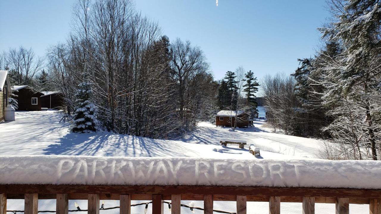Parkway Cottage Resort And Trading Post Dwight Buitenkant foto