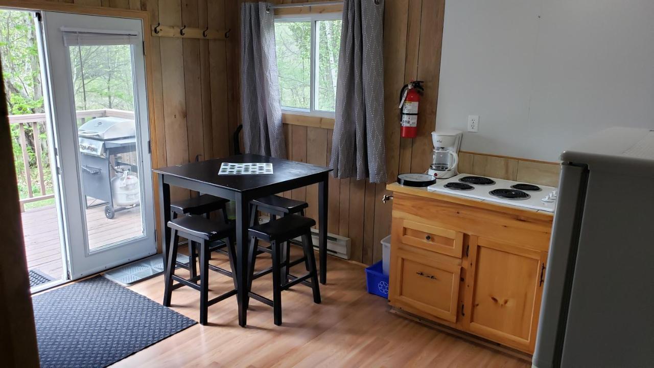 Parkway Cottage Resort And Trading Post Dwight Buitenkant foto