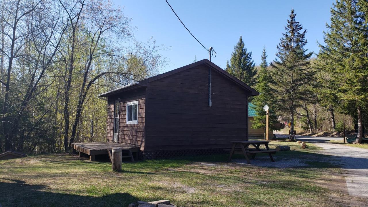 Parkway Cottage Resort And Trading Post Dwight Buitenkant foto