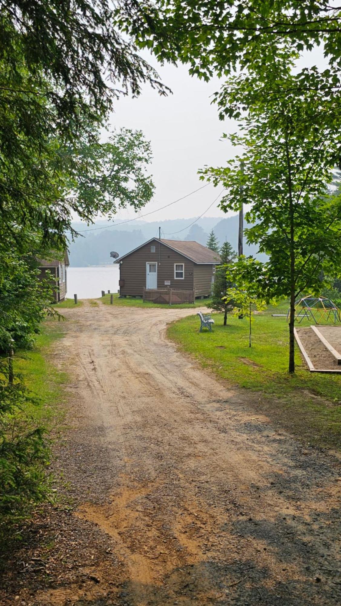 Parkway Cottage Resort And Trading Post Dwight Buitenkant foto