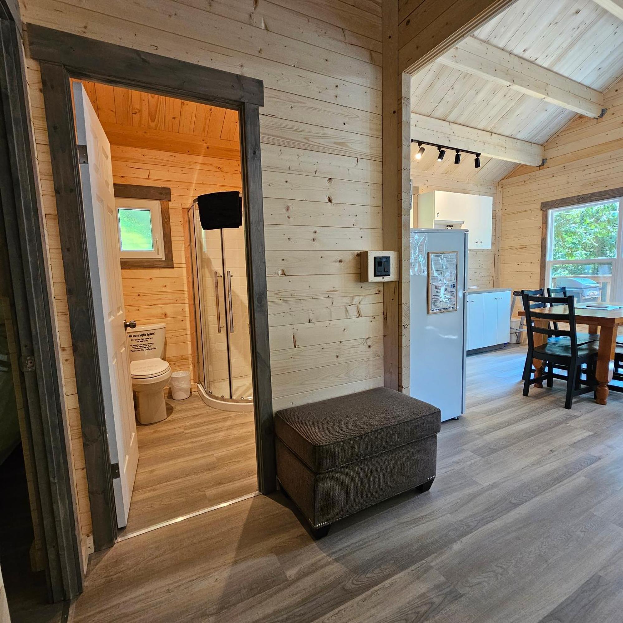 Parkway Cottage Resort And Trading Post Dwight Buitenkant foto