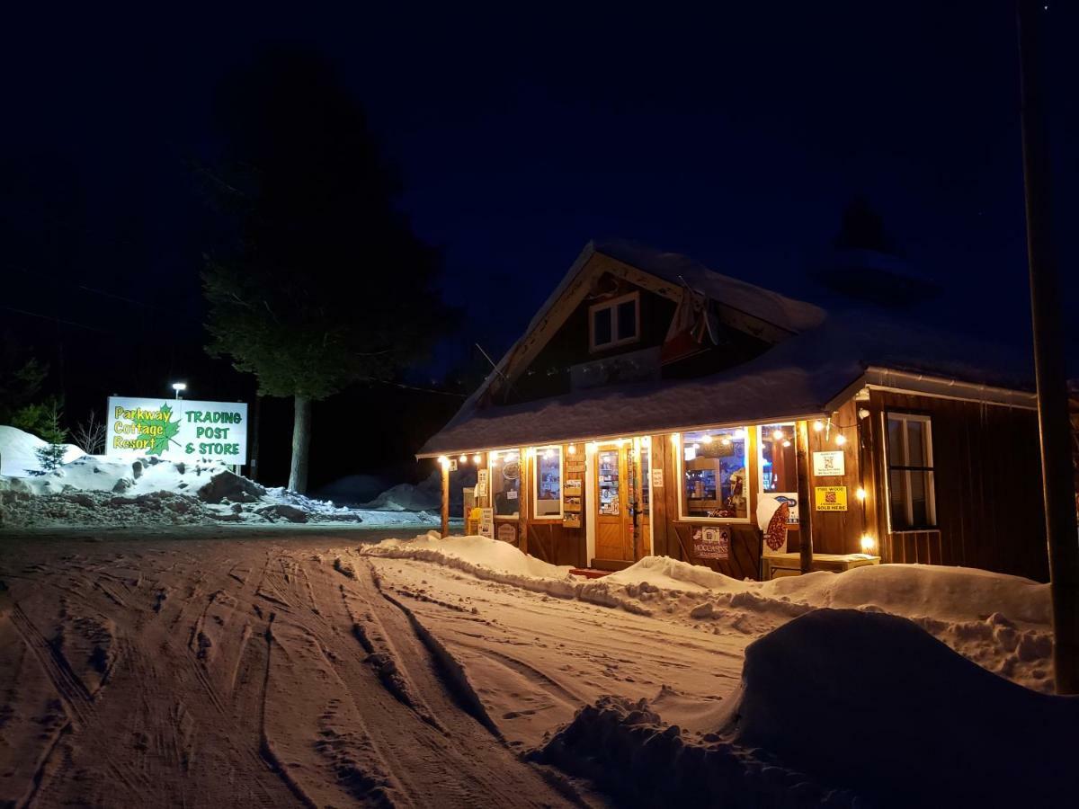 Parkway Cottage Resort And Trading Post Dwight Buitenkant foto