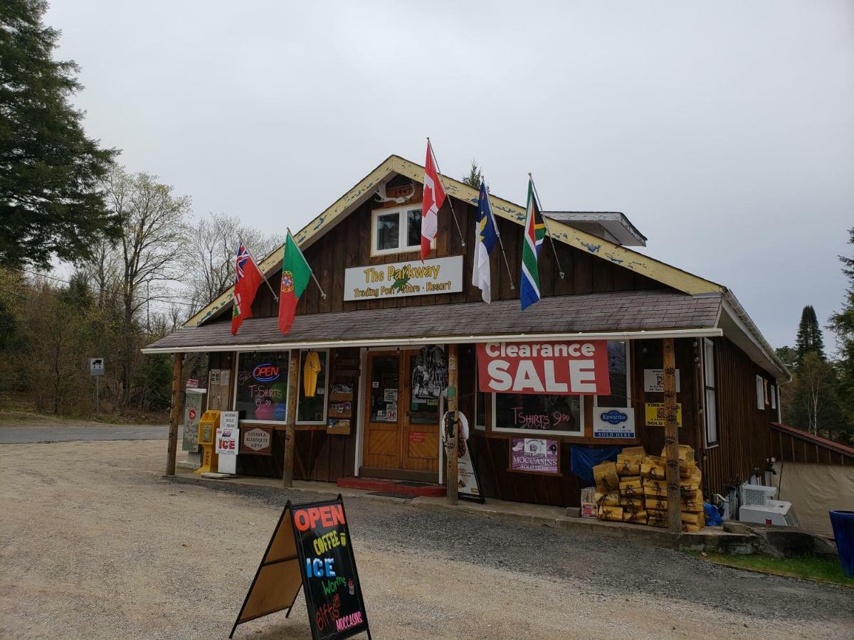Parkway Cottage Resort And Trading Post Dwight Buitenkant foto